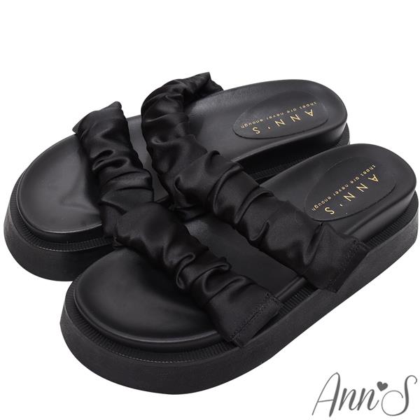 Ann’S二代彈力厚底Plus+奢華緞面抓皺一字拖鞋5cm-黑