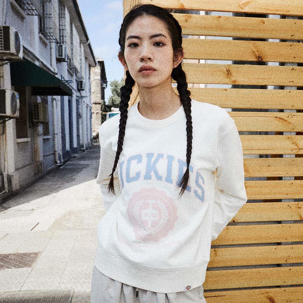Dickies女款米白色胸前大尺寸印花舒適柔軟長袖休閒大學T|DK0A868PC48