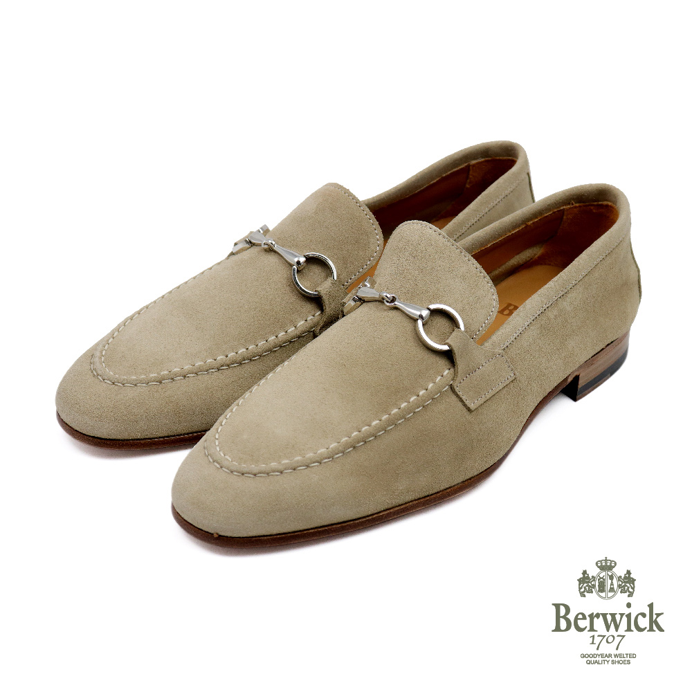 【Berwick】西班牙原廠經典麂皮馬銜釦樂福鞋 卡其色(B5608-KAKI)