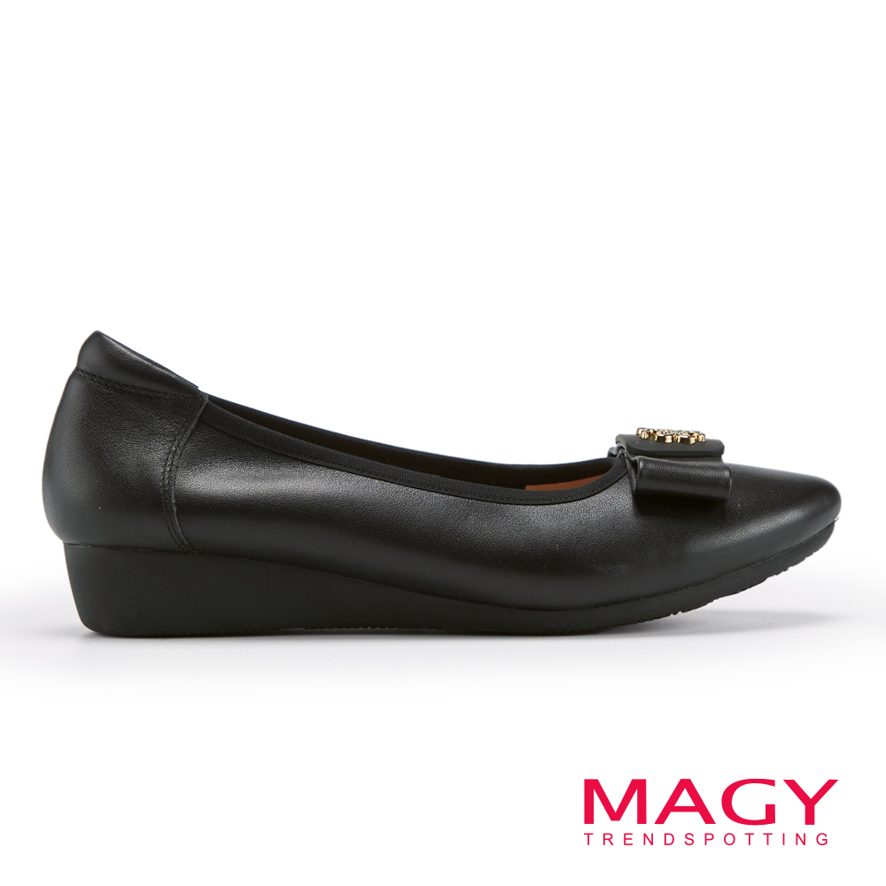 MAGY 氣質蝴蝶結飾釦真皮尖頭低跟鞋 黑色 #15220