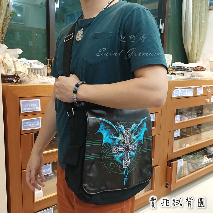 雙龍纏繞龍之心十字架筆電信差包40公分 側背包 斜背包 外出包 書包 公事包_3