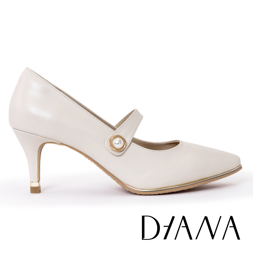 DIANA 7 cm質感羊皮復古瑪莉珍珍珠釦飾尖頭高跟鞋 白色 #54123