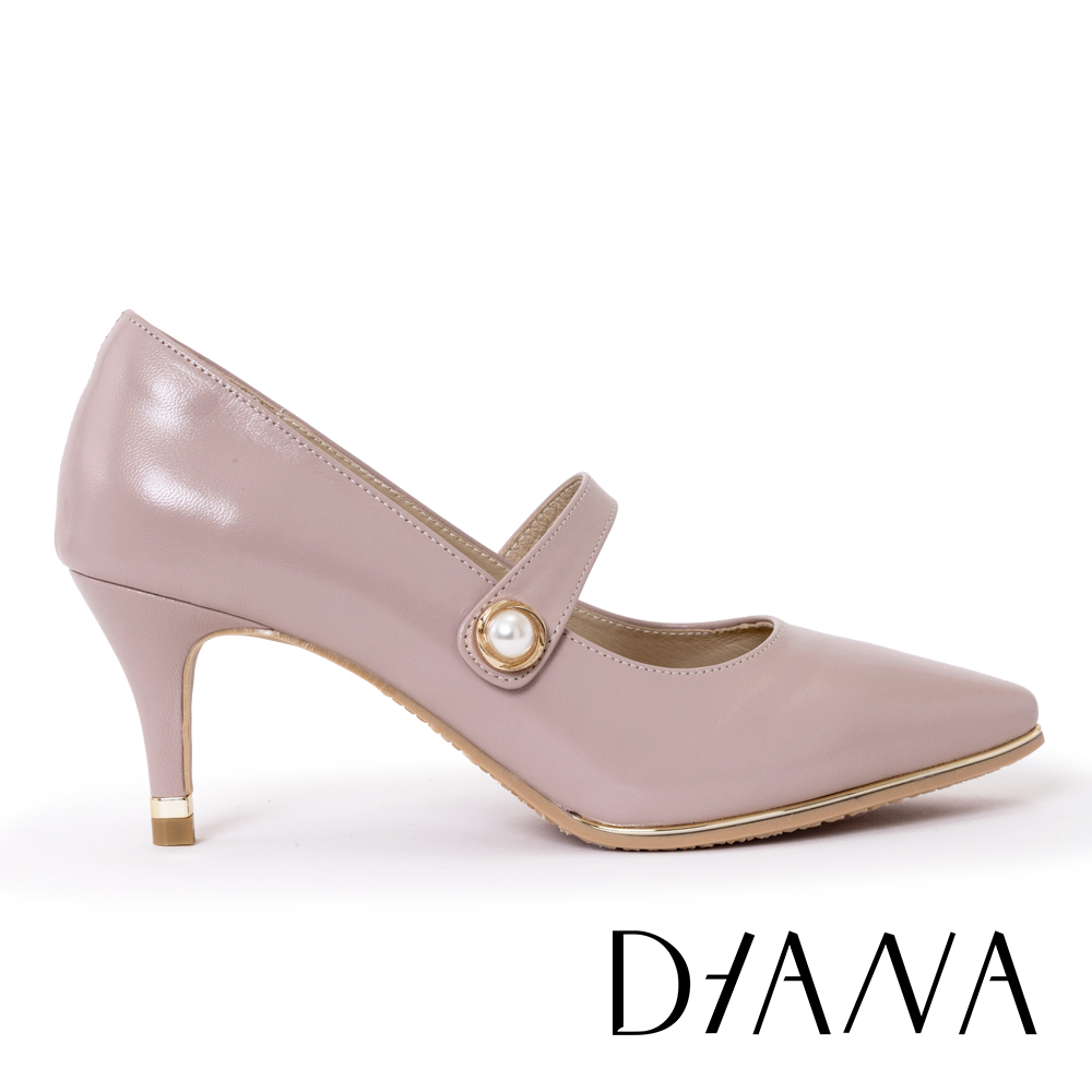 DIANA 7 cm質感羊皮復古瑪莉珍珍珠釦飾尖頭高跟鞋 粉色 #54123