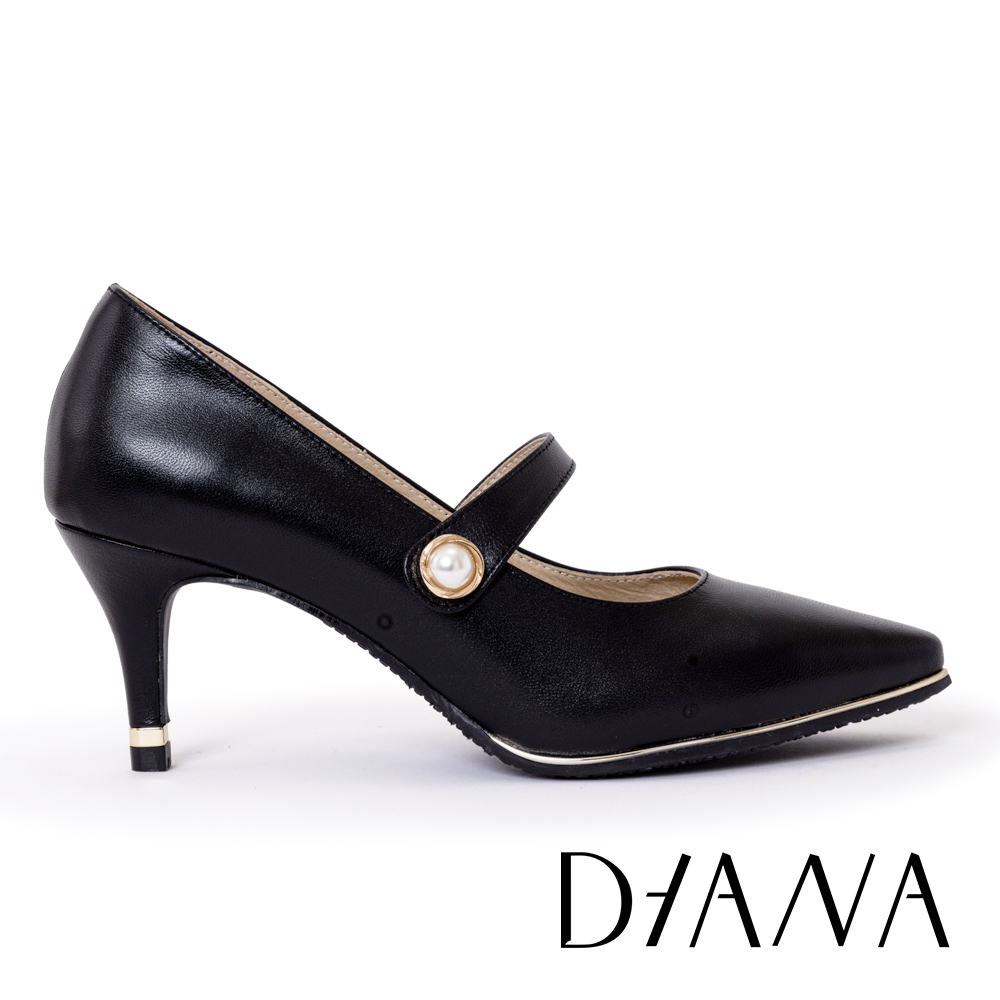 DIANA 7 cm質感羊皮復古瑪莉珍珍珠釦飾尖頭高跟鞋 黑色 #54123