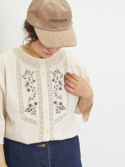 胸前花卉刺繡蕾絲圓領排釦襯衫(FB43L0A0380) - Samansa Mos2