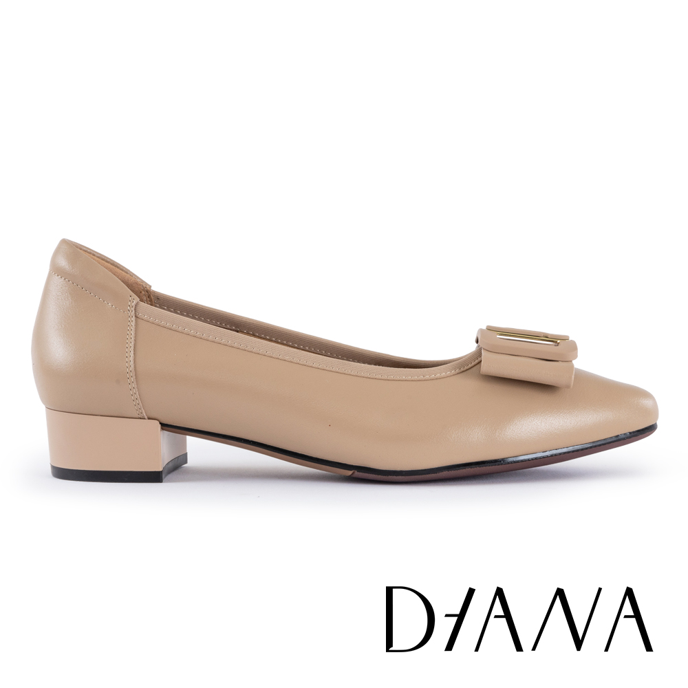 DIANA 精緻啞光飾釦尖頭低跟鞋 粉色 #55219
