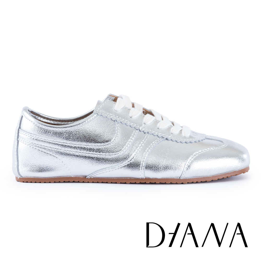 DIANA 復古綁帶休閒德訓鞋 銀色 #54853