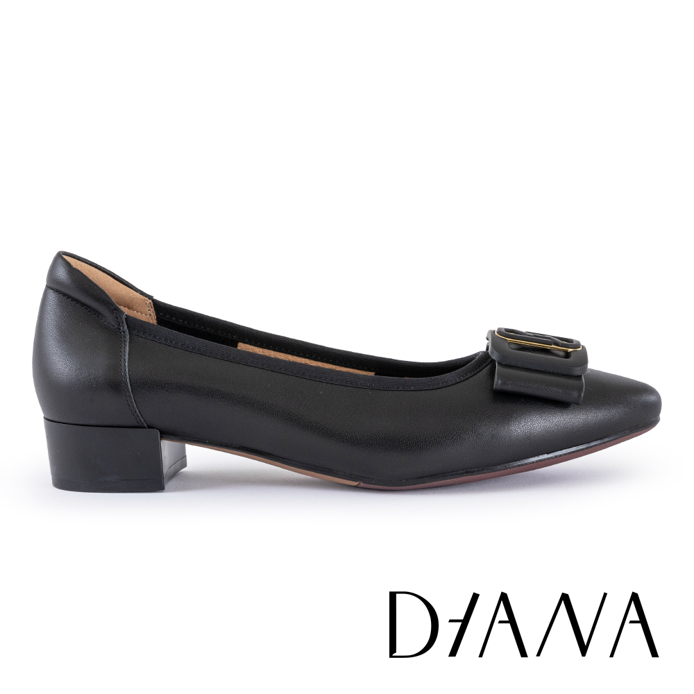 DIANA 精緻啞光飾釦尖頭低跟鞋 黑色 #55219