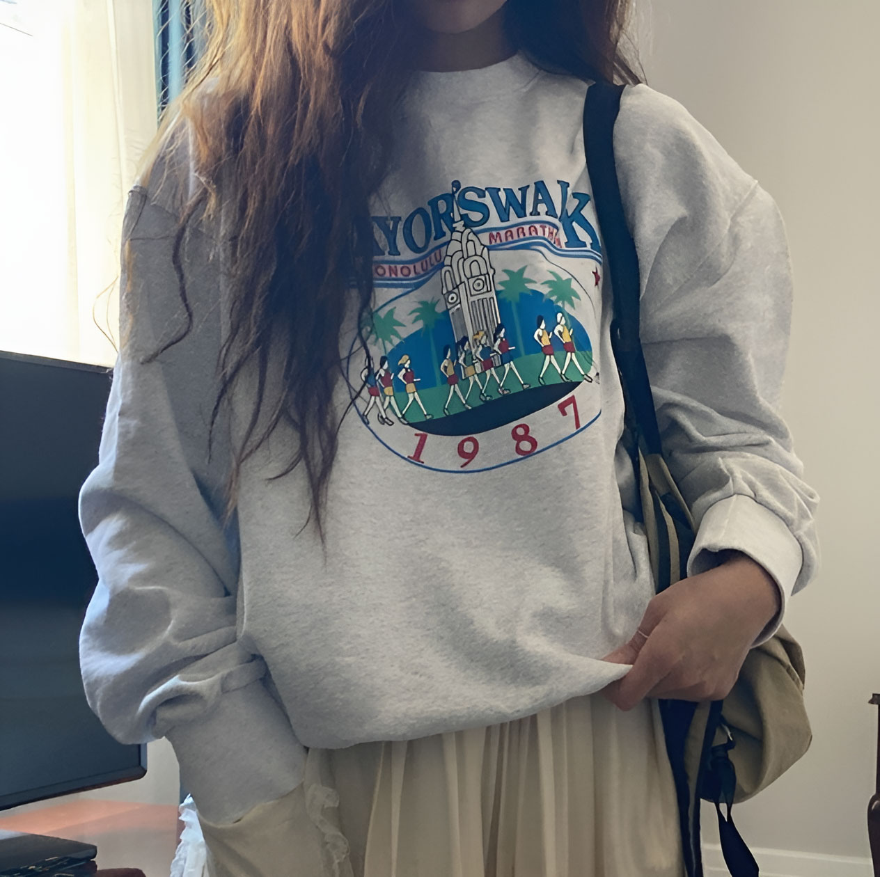 一群在高塔前慢跑的女孩們長袖大學T_0