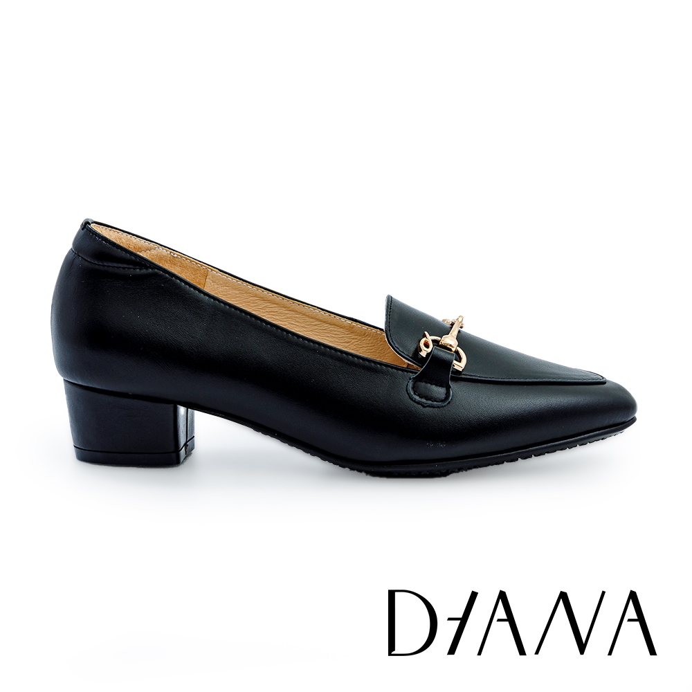DIANA 個性馬銜釦尖頭樂福低跟鞋 黑色 #55268