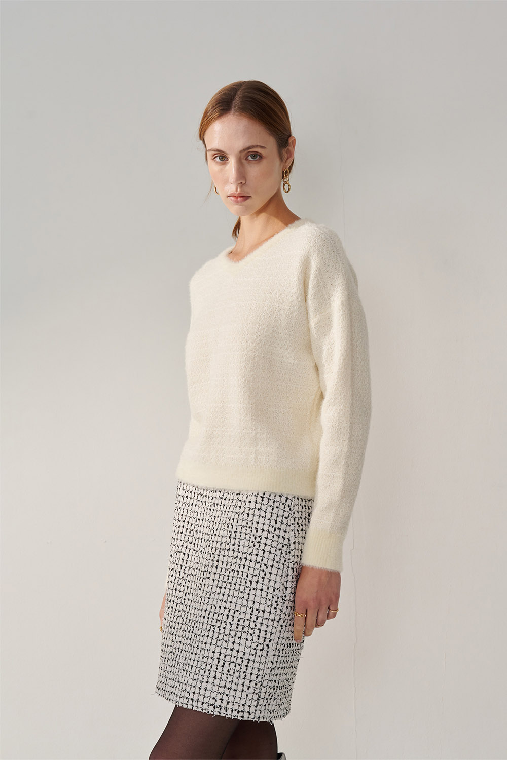 SST&C White V-Neck Small Fragrant Pullover Sweater | 01182410004_3