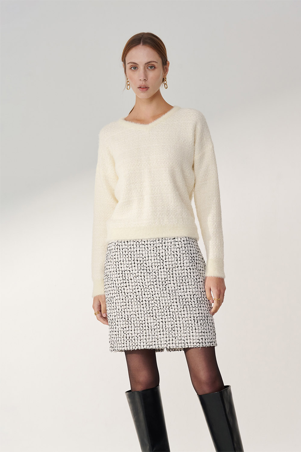 SST&C White V-Neck Small Fragrant Pullover Sweater | 01182410004_4