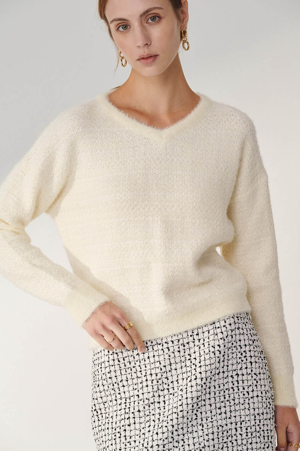 SST&C White V-Neck Small Fragrant Pullover Sweater | 01182410004_6