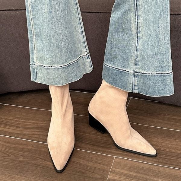 【現貨出清】【35-42全尺碼】尖頭靴．法式女伶素面絨布後拉鏈粗跟短靴．白鳥麗子_3