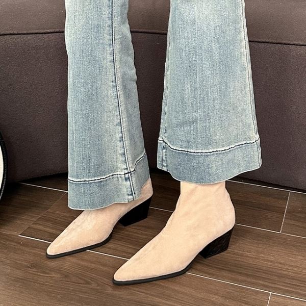 【現貨出清】【35-42全尺碼】尖頭靴．法式女伶素面絨布後拉鏈粗跟短靴．白鳥麗子_4