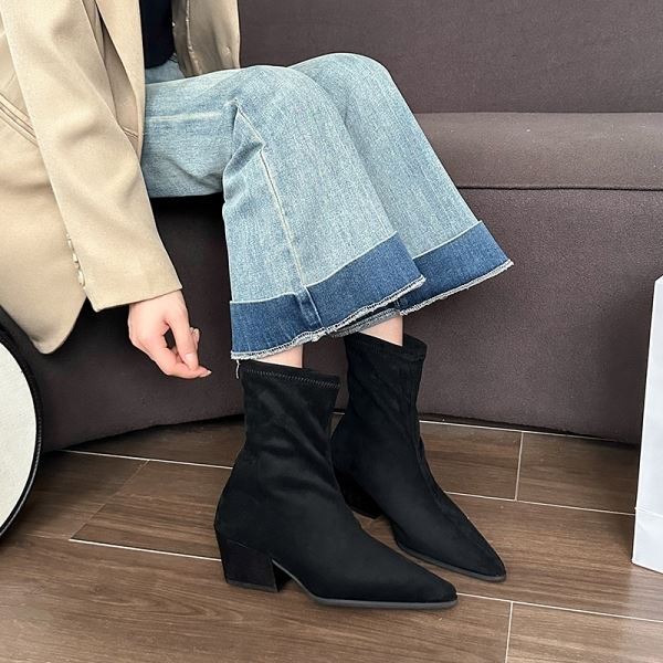 【現貨出清】【35-42全尺碼】尖頭靴．法式女伶素面絨布後拉鏈粗跟短靴．白鳥麗子_5