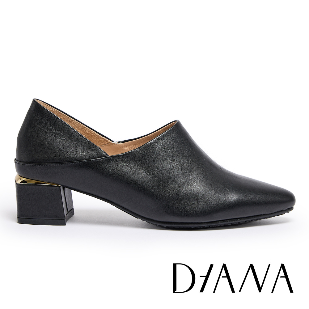DIANA 率性簡約真皮尖頭粗跟踝靴 黑色 #54900