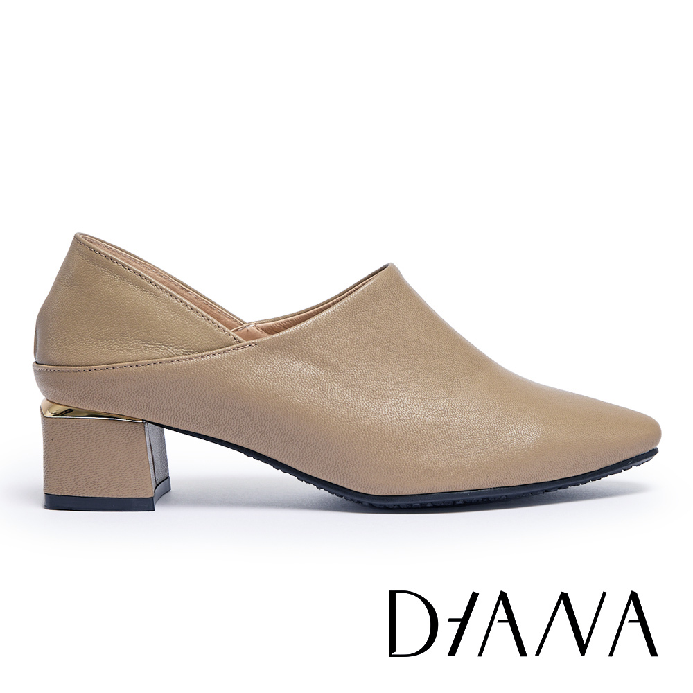 DIANA 率性簡約真皮尖頭粗跟踝靴 可可 #54900