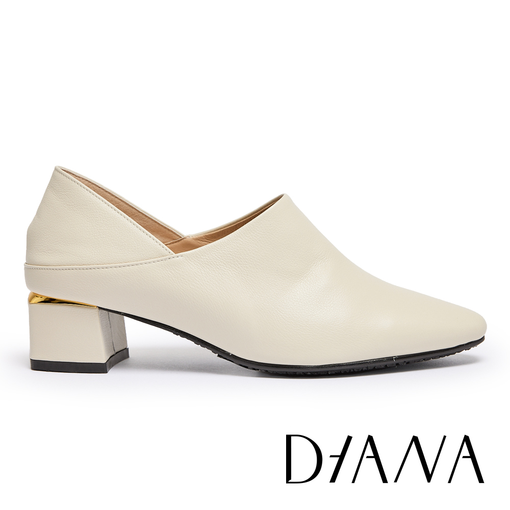 DIANA 率性簡約真皮尖頭粗跟踝靴 米色 #54900