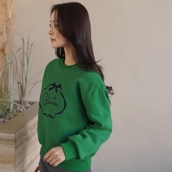【現貨出清】韓國製．簡約刺繡蝴蝶結字母圓領落肩長袖上衣．白鳥麗子_4