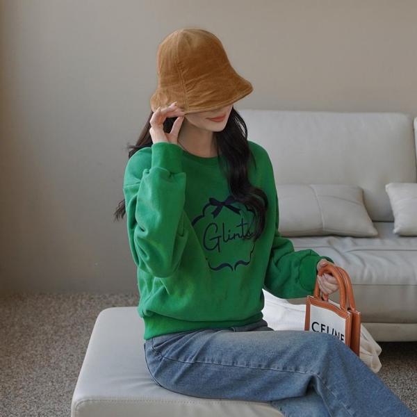 【現貨出清】韓國製．簡約刺繡蝴蝶結字母圓領落肩長袖上衣．白鳥麗子_6