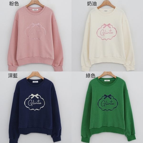 【現貨出清】韓國製．簡約刺繡蝴蝶結字母圓領落肩長袖上衣．白鳥麗子_9