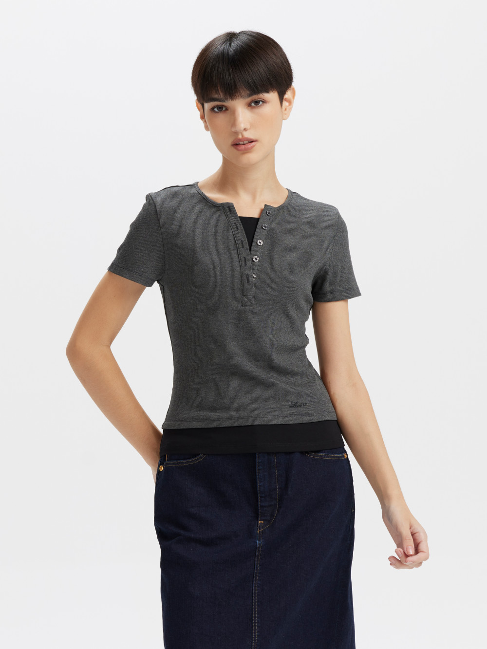 女款 V領短袖 LOGO Tee 短袖 舒適短袖 小刺繡 人氣新品