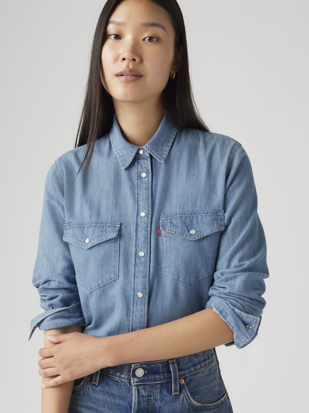Levi’s® 女款 經典WESTERN西部長袖牛仔襯衫 / 輕磅丹寧 人氣新品