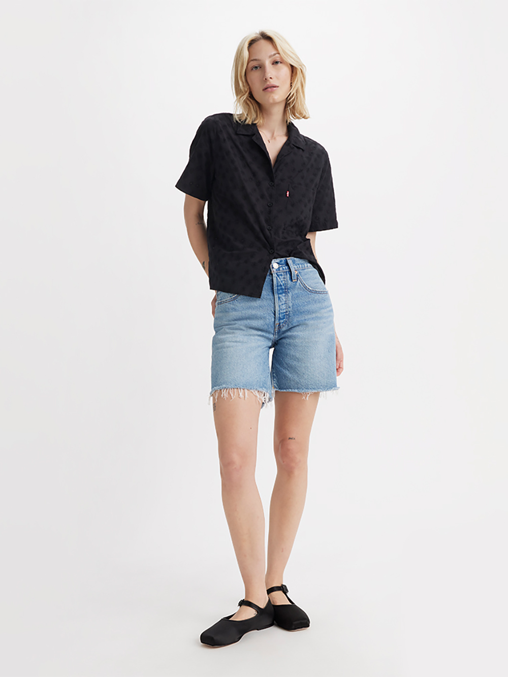 Levi’s® 501®女款高腰膝上牛仔短褲 人氣新品