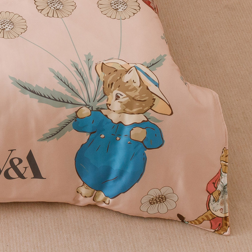 【PETER RABBIT彼得兔】彼得兔與V&A博物館聯名 友時光 60支高紗數 涼感萊賽爾天絲 兩用被床包組_5