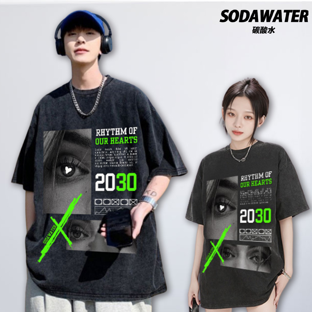 2030我們心跳的節奏SODA WATER大圖 男女款舊水洗純棉落肩短T_0