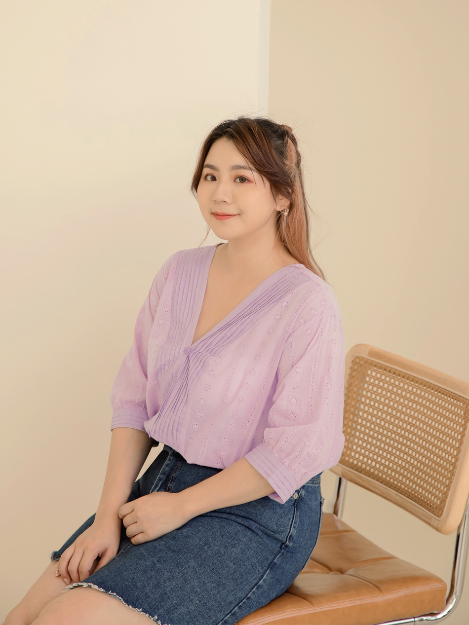 雲朵自訂款-小V臉．V領甜美蕾絲緹花透膚上衣_2