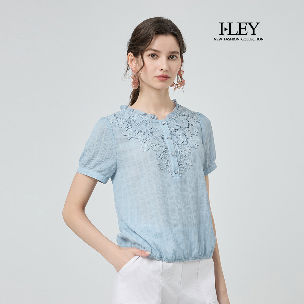 ILEY伊蕾 荷葉邊蕾絲花朵排釦上衣(淺藍；M-XL)_0