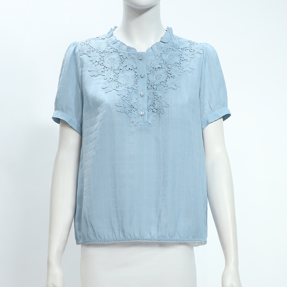 ILEY伊蕾 荷葉邊蕾絲花朵排釦上衣(淺藍；M-XL)_3