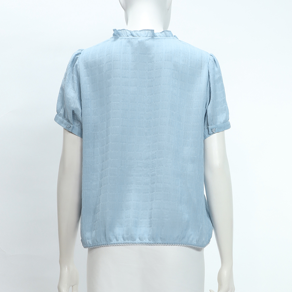 ILEY伊蕾 荷葉邊蕾絲花朵排釦上衣(淺藍；M-XL)_4