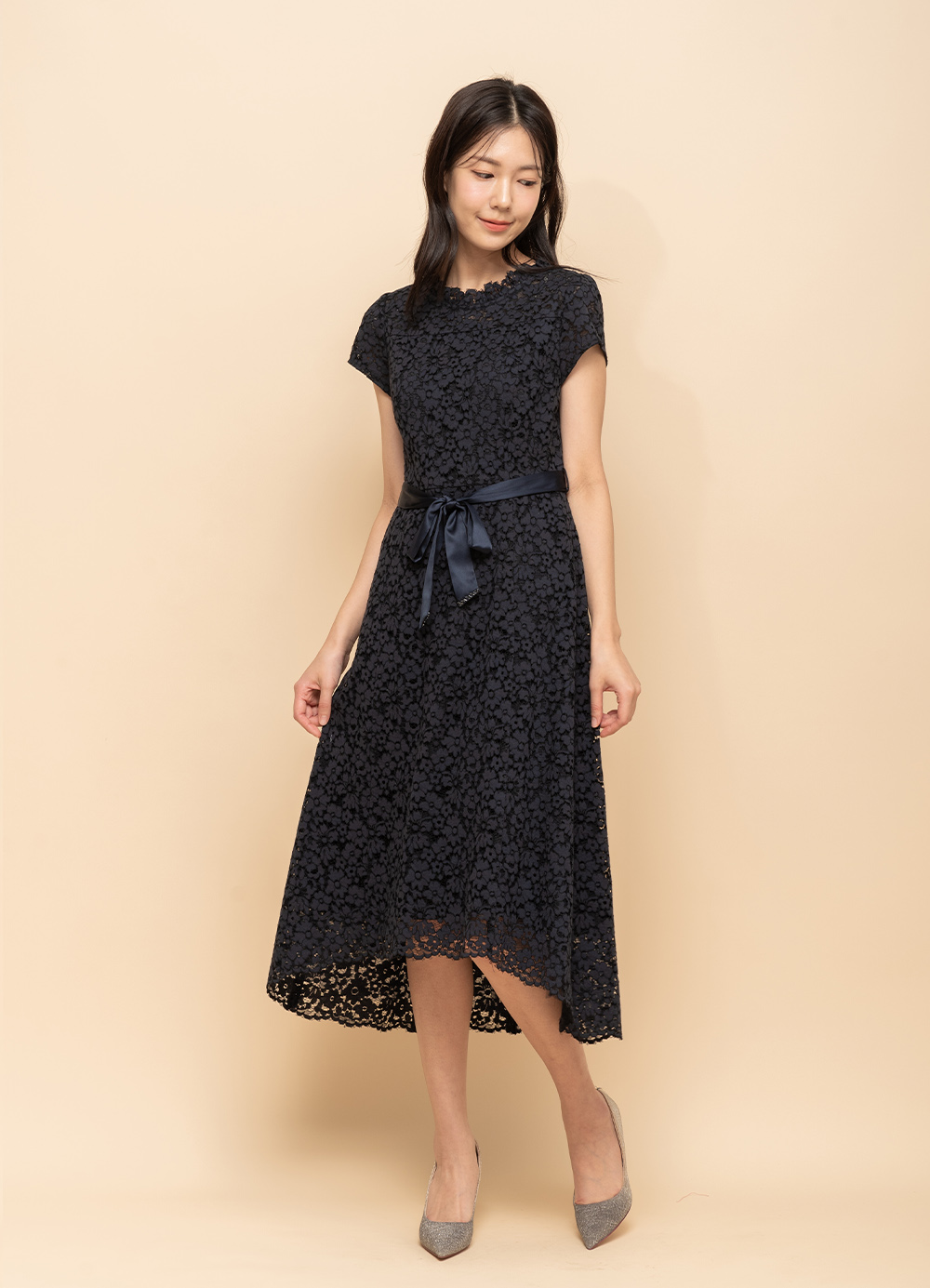 漫柔緻美蕾絲造型裙襬長洋裝（附腰帶）_0