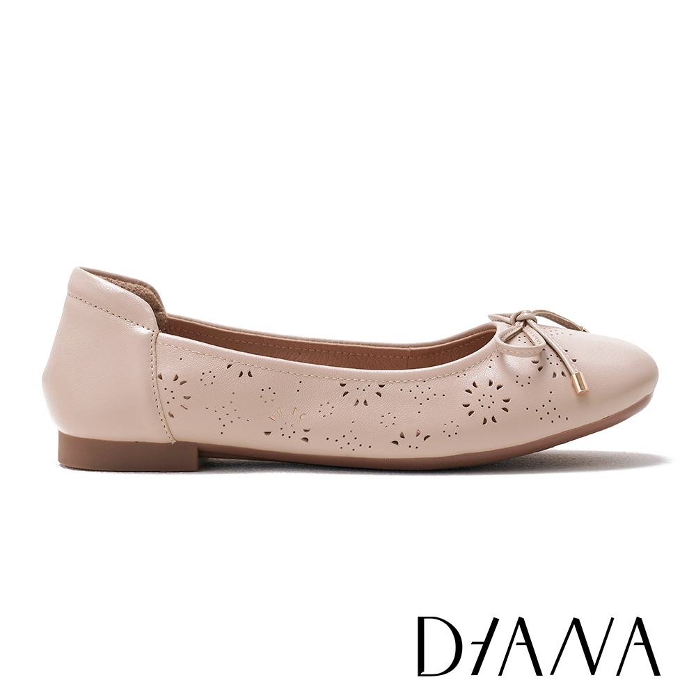DIANA 羊皮簍空燒花平底娃娃鞋 裸色 #55206