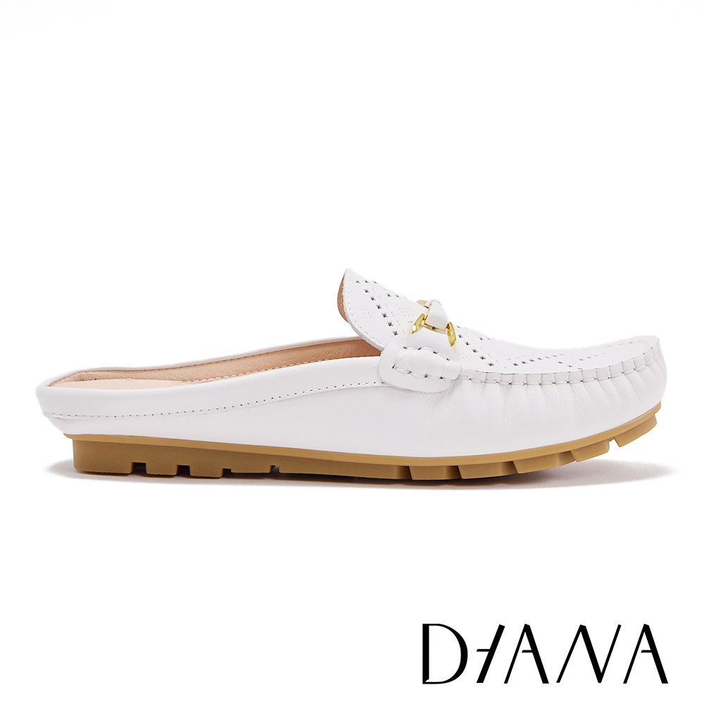 DIANA 牛皮幾何婁空壓花馬銜釦穆勒平底鞋 米白 #55306