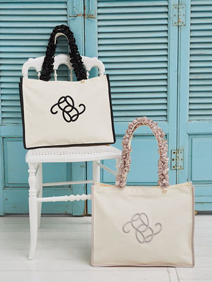 帆布質感圖案刺繡荷葉摺邊手提包(08000400800) - Maison de FLEUR