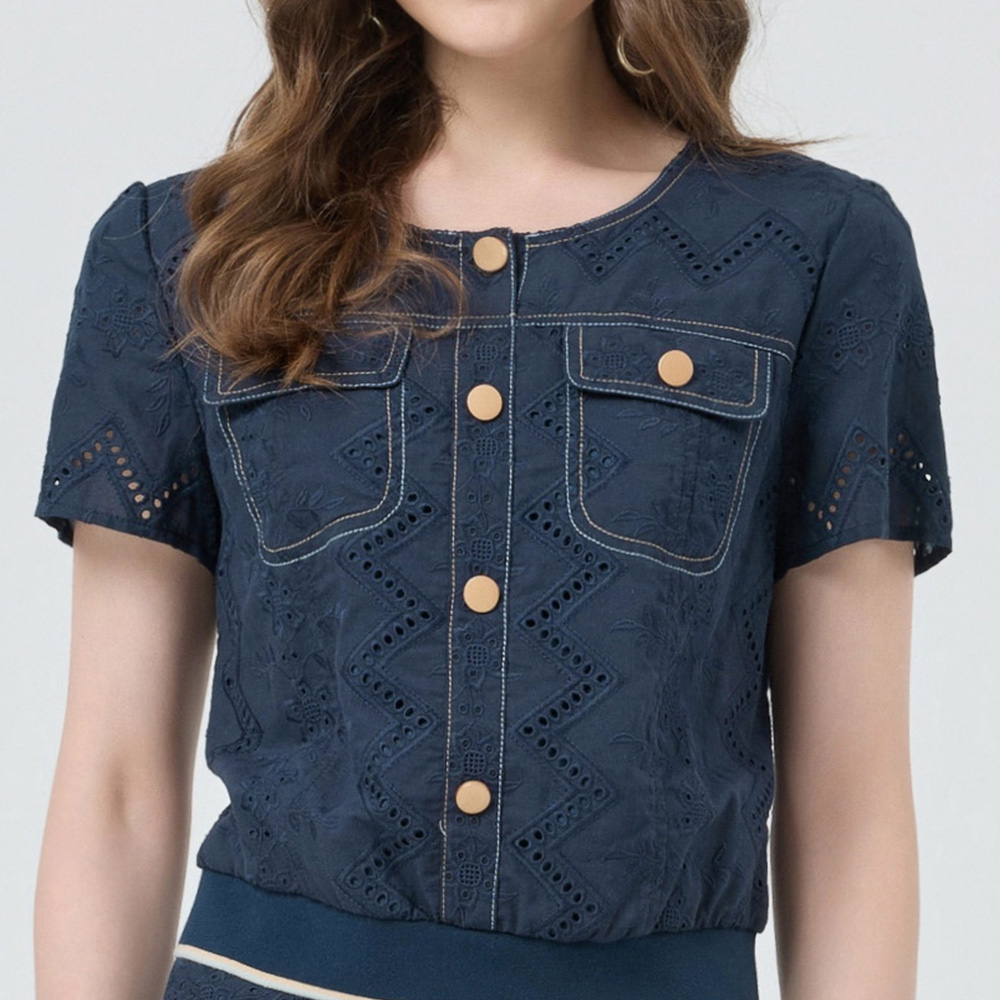 ILEY伊蕾 刺繡縷空純棉短袖上衣(深藍；M-XL)_2