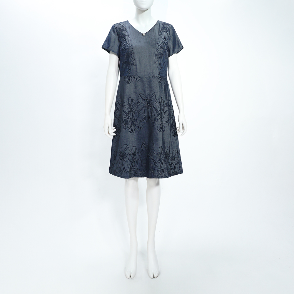 ILEY伊蕾 花朵刺繡縲縈短袖牛仔洋裝(深藍；M-2L)_3