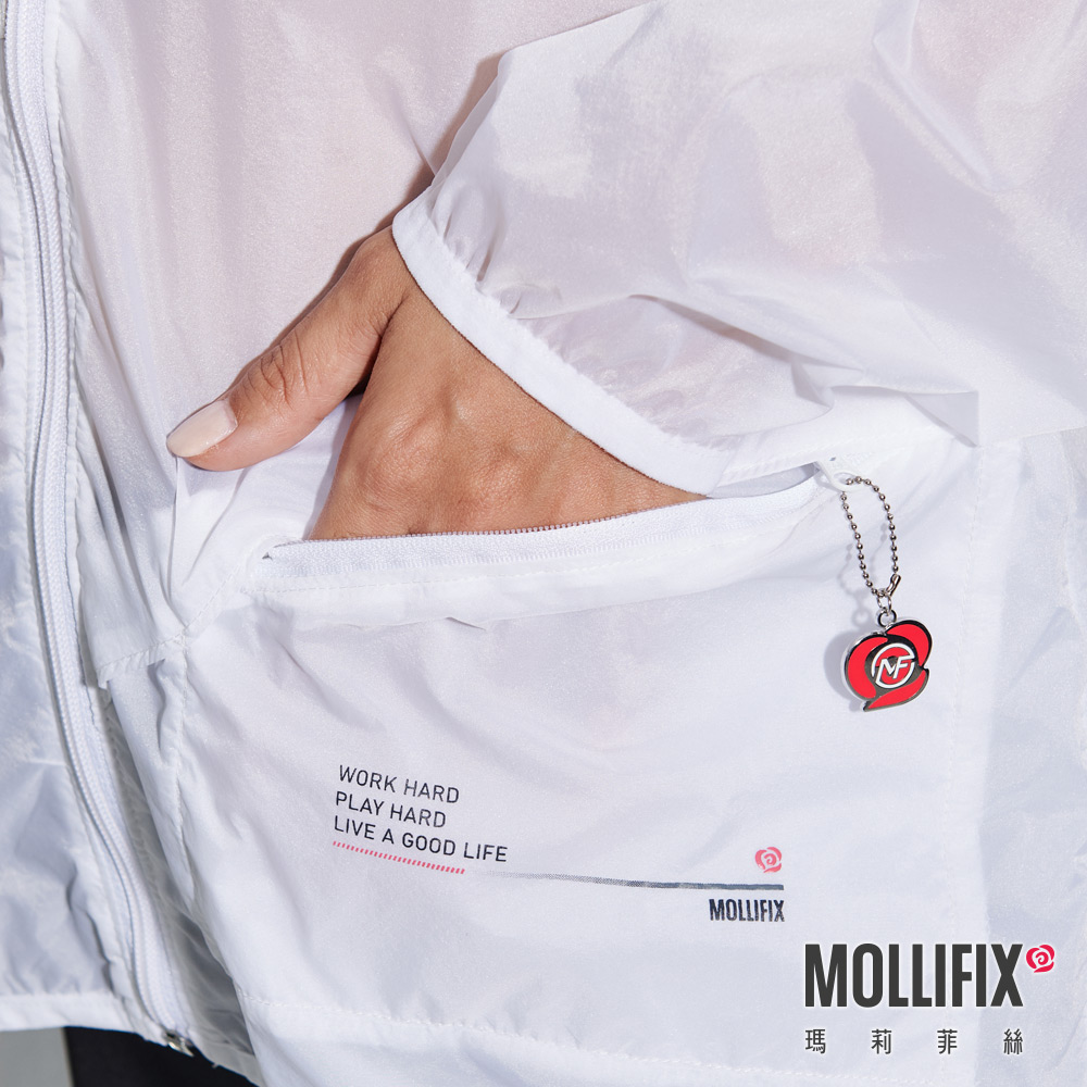 MOLLIFIX 瑪莉菲絲 輕量可收納連帽風衣外套 (白)_4