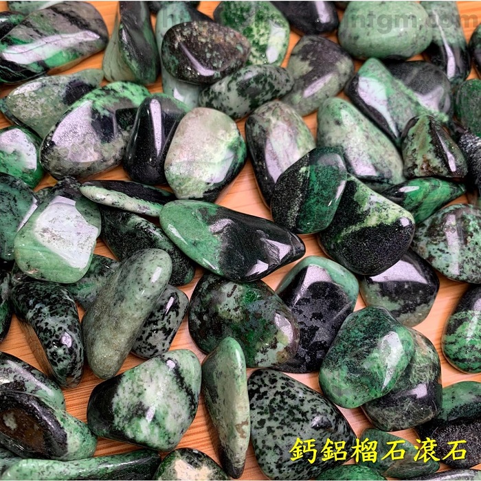 鈣鋁榴石滾石 (Grossular) ~協助聚焦與清理疲憊的療癒石，對應心輪_0