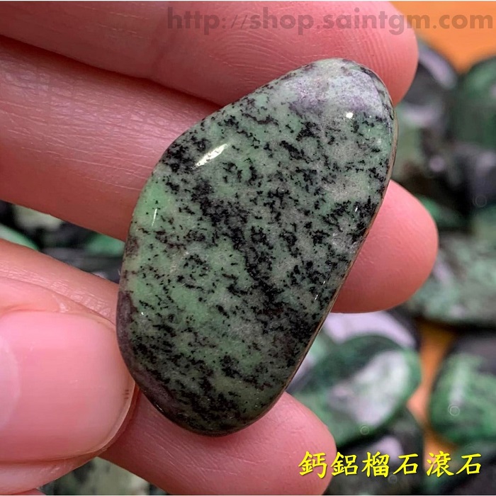 鈣鋁榴石滾石 (Grossular) ~協助聚焦與清理疲憊的療癒石，對應心輪_2