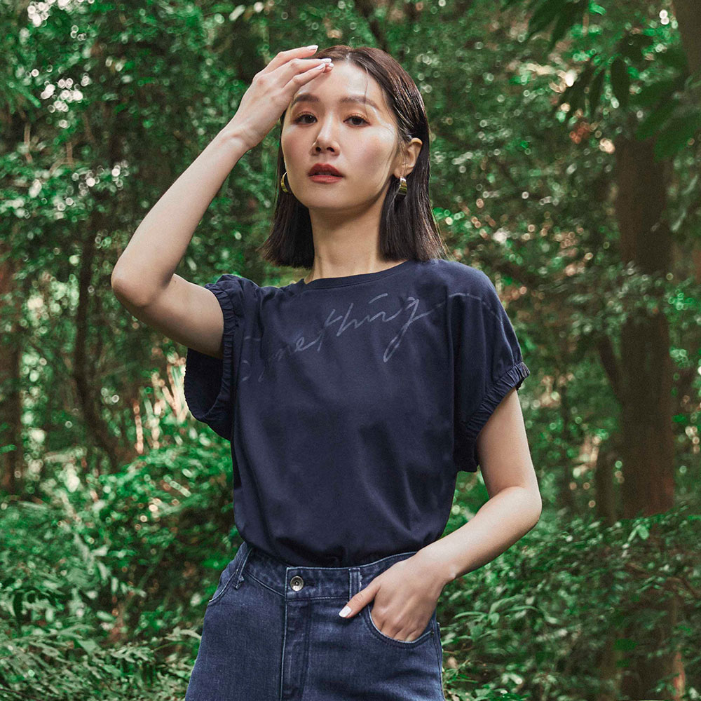 SOMETHING｜女裝｜草寫印花鬆緊寬袖設計T恤
