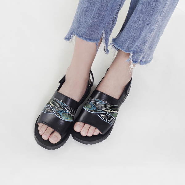 【HSIU創意手工繡花鞋】刺繡一字寬帶涼鞋｜山岳夢土(黑) SMJ-22_6