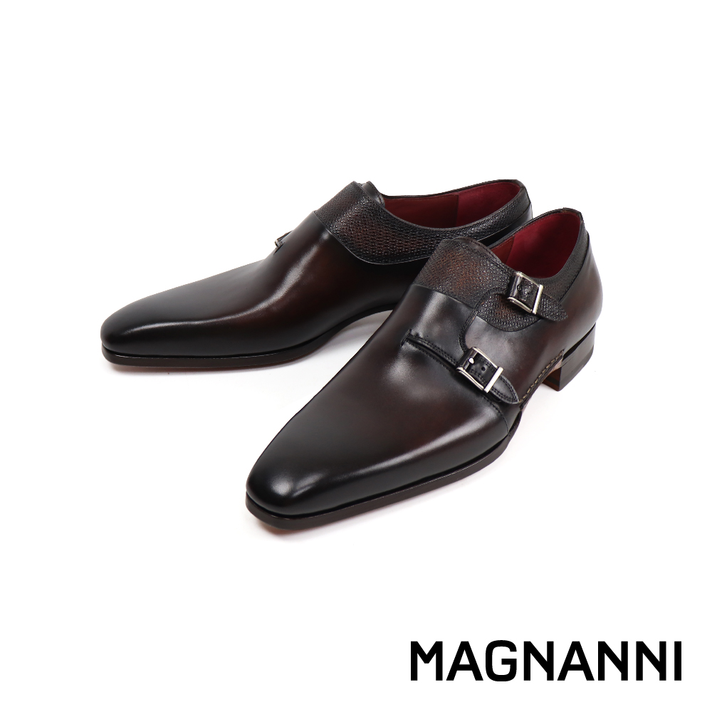 【MAGNANNI】鞋襟半壓紋時尚雙扣孟克鞋 深棕色(23117-MAR)
