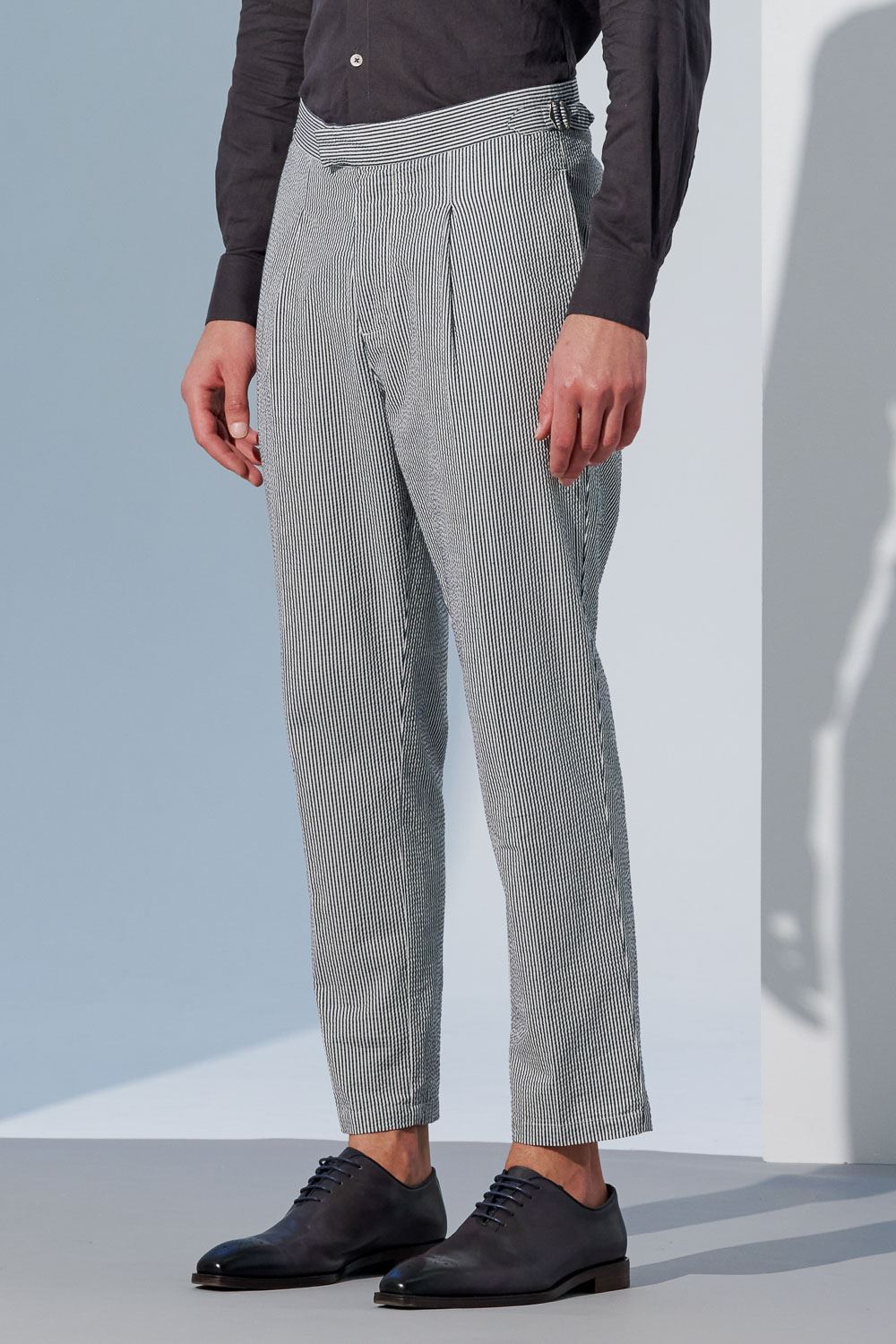 SST&C Gray and Blue Striped Pattern Seersucker Loose Fit Pleated Casual Trousers | 1212303005  (Outlet)_2