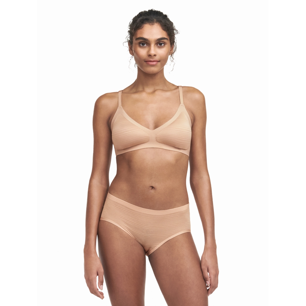【Chantelle Lab】透氣涼感深V有襯墊無痕內衣>XS-L>絲光膚(20D10_00Q)【Soft Stretch Stripes】_3