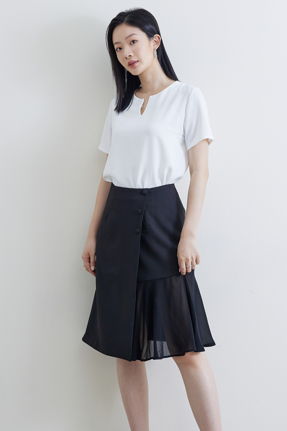 SST&C #Online Exclusive  Black Cut-Over Knee Skirt |  8361812004 (Outlet)_0